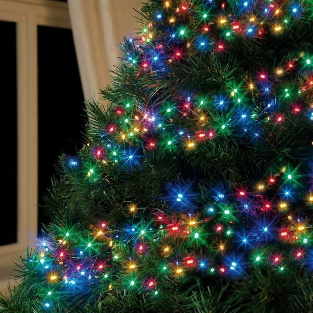 Instalație Crăciun multicolor 35 m decorând gardul exterior al unei case, efect festiv noapte