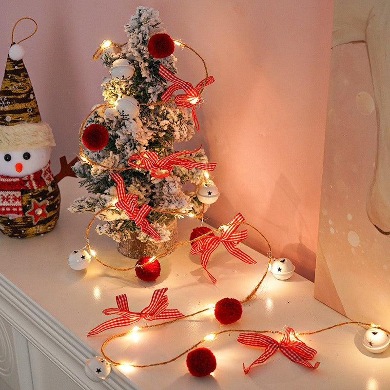 Instalatie Craciun cu baterii, 2 metri, 20 LED-uri tip clopotei si mingiute, Alb Cald, Vivimall - vivimall.ro