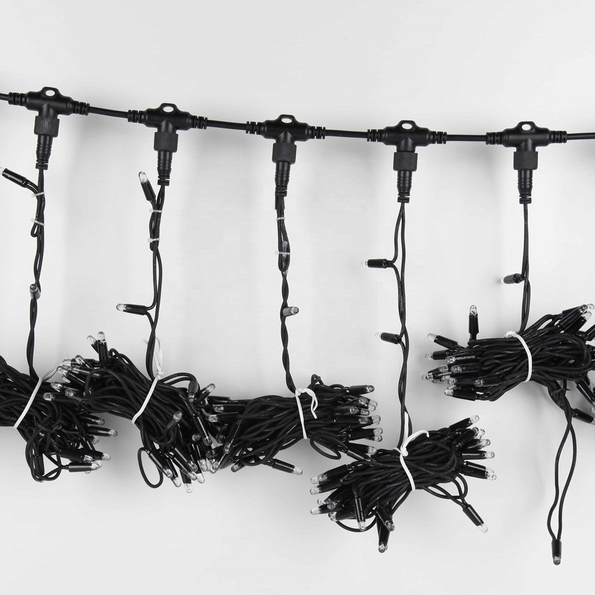 Instalatie Craciun Profesionala de Exterior IP65, Tip Perdea, 3m x 5m, 1500 Led-uri Mari, Alb rece, cu flash, Alimentator 1,5 m, Interconectabila, Fir negru, Vivimall - vivimall.ro