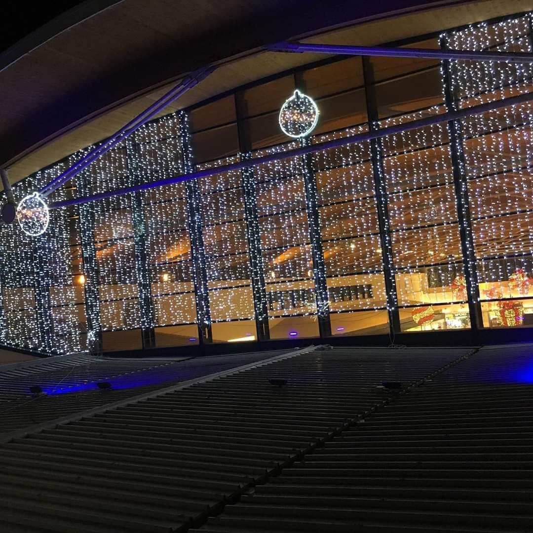 Instalatie Craciun Profesionala de Exterior IP65, Tip Perdea, 8m x 5m, 4000 Led-uri Mari, Alb rece, cu flash, Alimentator 1,5 m, Interconectabila, Fir negru, Vivimall - vivimall.ro