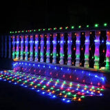 Instalație Crăciun tip plasă 24x1 m, 960 LED-uri multicolor, vedere de ansamblu pe gard exterior