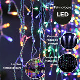 Detaliu fir transparent instalație Yoto franjuri cu LED-uri multicolor aprinse, vedere de aproape