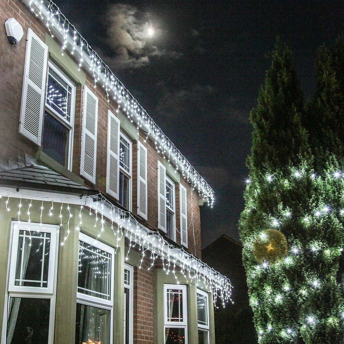 Instalatie Craciun Yoto, Tip Franjuri/Turturi, 12 M, 300 Led-Uri, Prelungitor 1.5 M, 8 Jocuri De Lumini, Interconectabila, Conectare La Retea, Fir, Interior/Exterior, Alb Rece - vivimall.ro