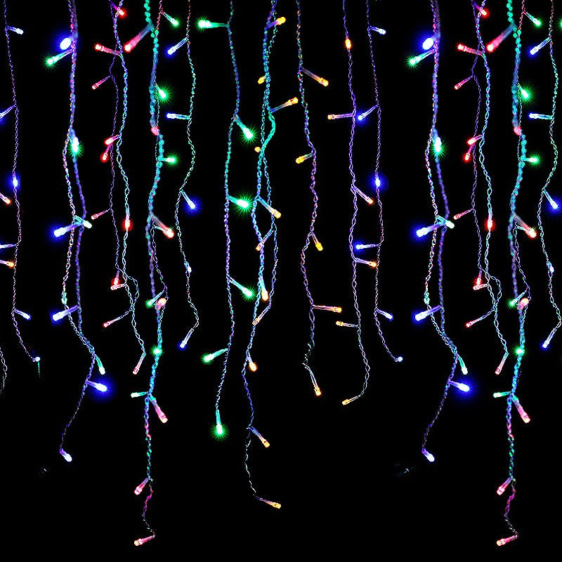 Instalație Yoto turturi multicolor decorând fereastra interioară, atmosferă festivă