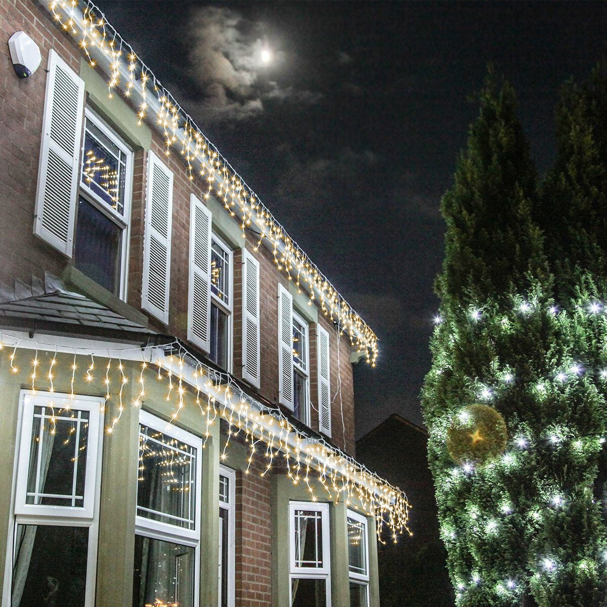 Instalatie Craciun Yoto, Tip Franjuri/Turturi, 7 M, 200 Led-Uri, Prelungitor 1.5 M, 8 Jocuri De Lumini, Interconectabila, Conectare La Retea, Fir, Interior/Exterior, Alb Rece - vivimall.ro