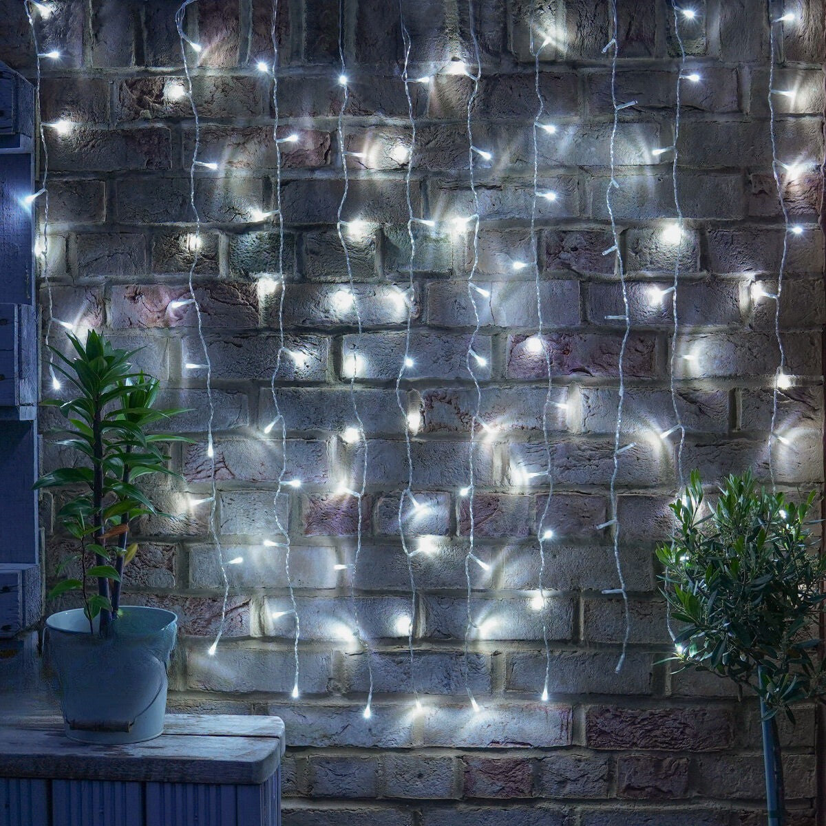 Instalatie Craciun Yoto, Tip Perdea, 240 Led-Uri, Prelungitor 1.5 M, 8 Jocuri De Lumini, Interconectabila, Fir, Interior/Exterior, Alb Rece