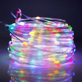 Decorațiune Crăciun cu micro LED-uri multicolore aranjate pe brad, efect luminos festiv