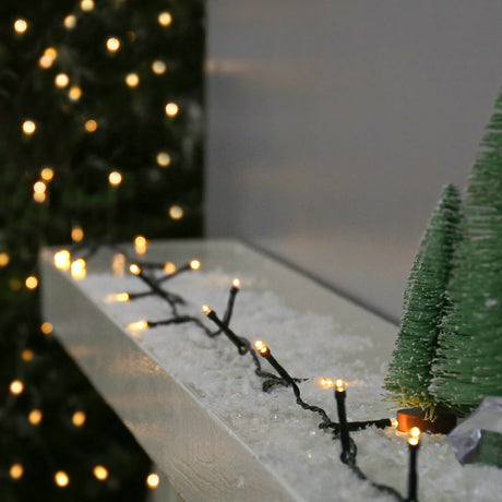 Instalatie de Craciun liniara Yoto, 17 m, din care 1 m cablu priza 220V, 200 LED, 8 jocuri de lumini, controler, fir negru, alb cald - vivimall.ro