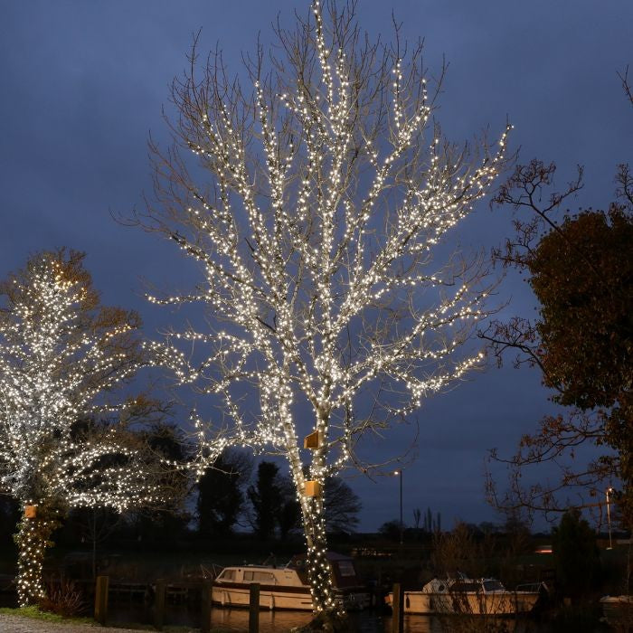 Instalatie De Craciun Liniara Yoto, 22 M, Din Care 1 M Prelungitor 220V, 300 Led, 8 Jocuri De Lumini, Controler, Utilizare Interior/Exterior, Fir, Alb Rece - vivimall.ro