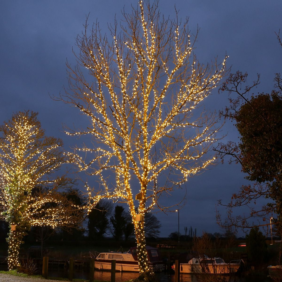 Instalatie De Craciun Liniara Yoto, 22 M, Din Care 1 M Prelungitor 220V, 300 Led, 8 Jocuri De Lumini, Controler, Utilizare Interior/Exterior, Fir, Alb Cald - vivimall.ro