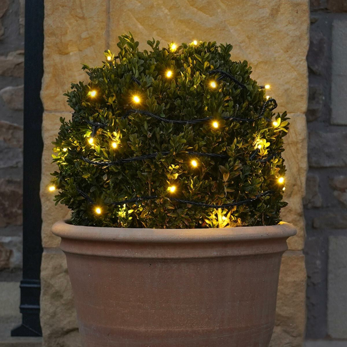 Instalatie De Craciun Liniara Yoto, 22 M, Din Care 1 M Prelungitor 220V, 300 Led, 8 Jocuri De Lumini, Controler, Utilizare Interior/Exterior, Fir, Alb Cald - vivimall.ro