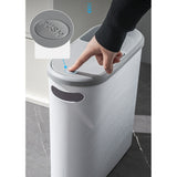 Coș gunoi Flippy 10L plasat lângă chiuvetă de baie, design compact îngust