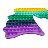 Copil folosind jucăria antistres Pop It Now Unicorn uriașă din silicon multicolor