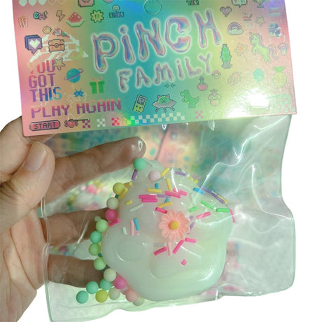 Jucarie Antistres Squishy, Vivimall, cu Revenire Lenta, Squeeze Pinch Family, Model Labuta de Pisica, 6x6 cm, 45g, Ambalaj Transparent, Alb - vivimall.ro