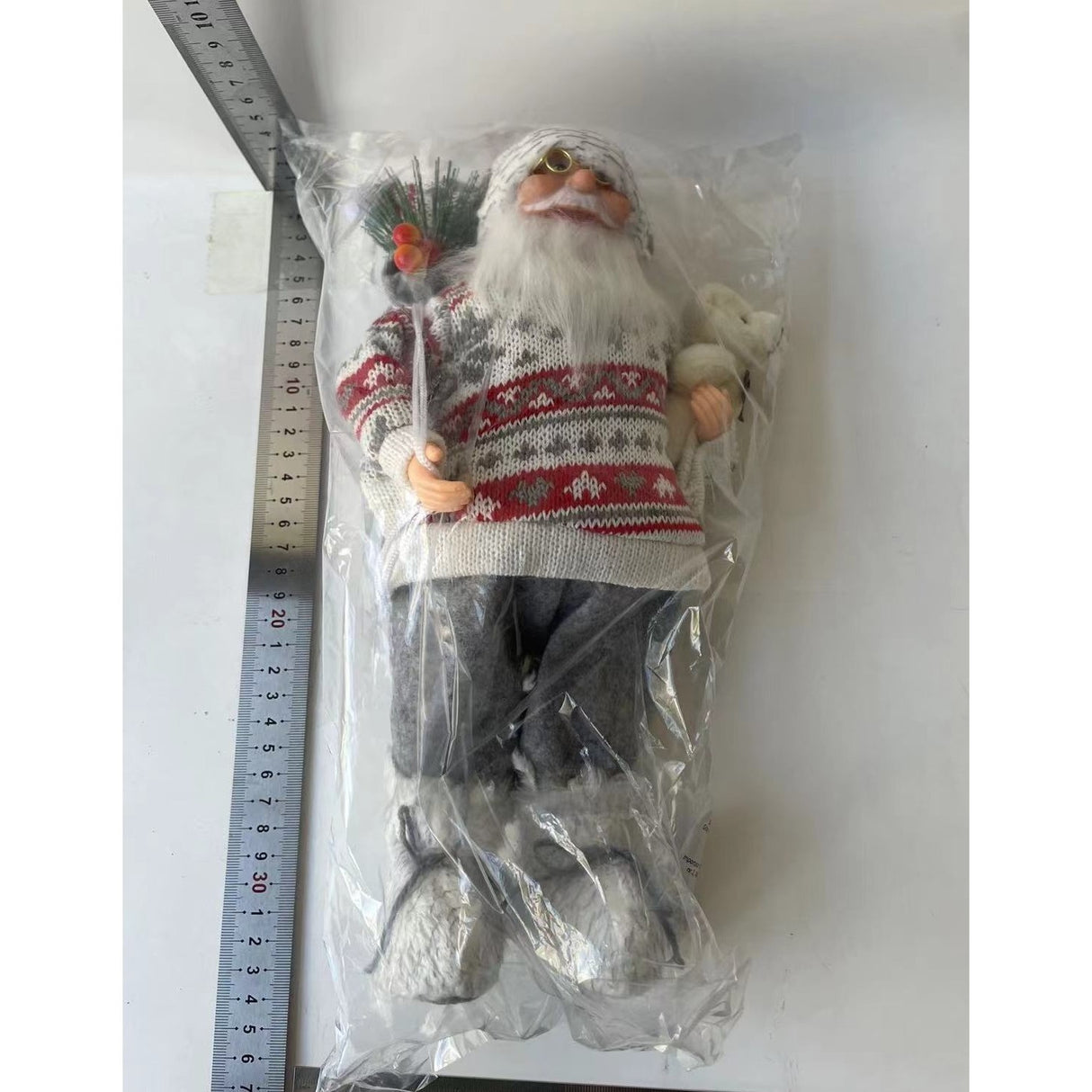 Figurina Decorativa Craciun, Vivimall, Mos Craciun cu Flori si Urs, 30 x 17 x 10 cm, Material Plastic+Textil, Interior/Exterior, Rosu/Gri - vivimall.ro