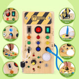 Copil folosind tableta educativă Busy Board Flippy din lemn, joacă independentă acasă