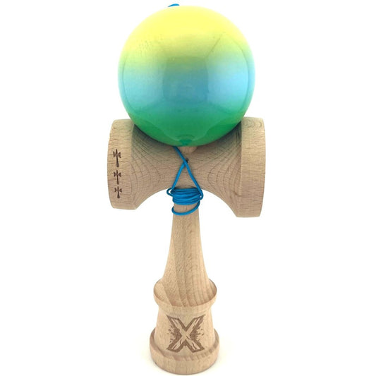 Kendama X Originala, Profesionala, Flippy, Big Cups V2, Super Sticky cu Cupe Mari, din lemn 18 cm, Rulment Metalic cu Ata 55 cm, Galben/Albastru/Verde - vivimall.ro