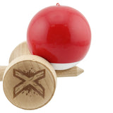 Kendama originală King Size V3 așezată pe suprafață, vedere de sus, model bicolor Roșu/Alb