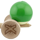 Kendamă profesională verde/alb ținută în mână, demonstrație trick, perspectivă lifestyle