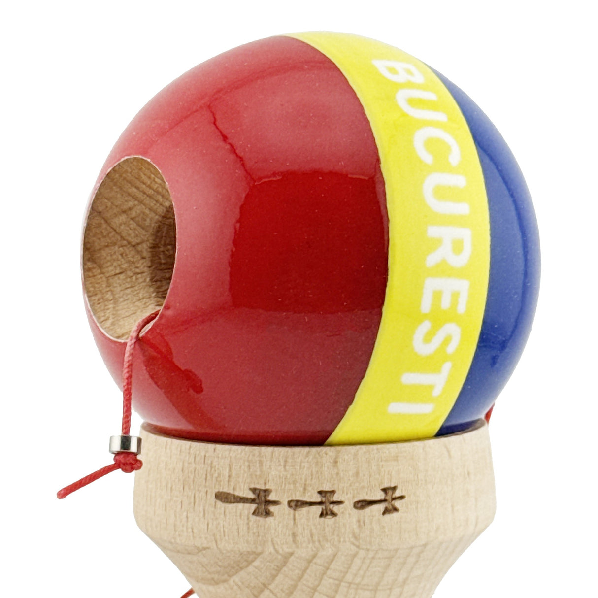 Kendama Tricolor Edition București 18 cm, ată rezistentă 55 cm, vedere de sus cu toate componentele