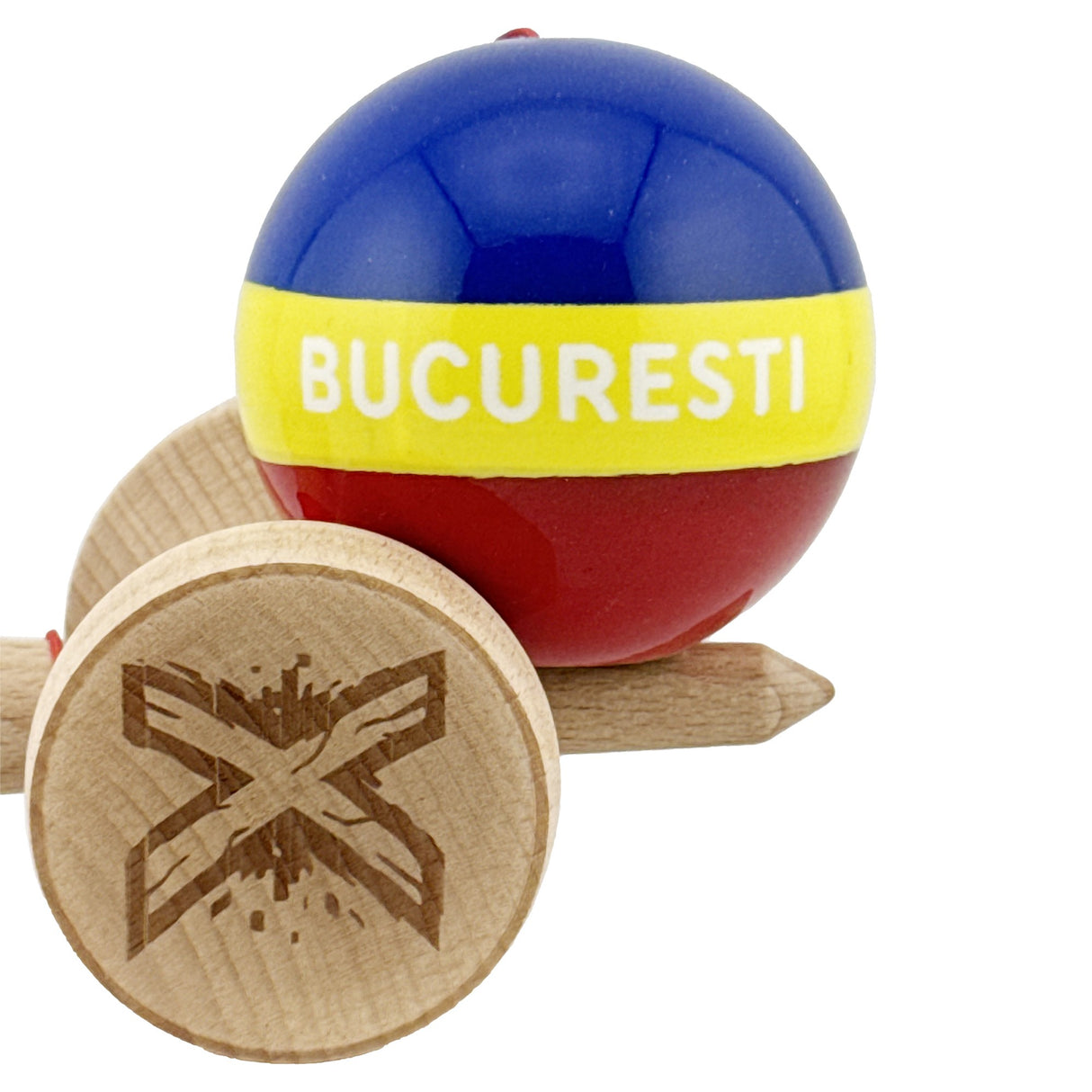Kendama originală King Size V3 multicolor, detaliu inscripționare și finisaj lucios Super Sticky