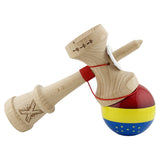 Kendamă Tricolor Edition ținută în mână, demonstrație trick cu cupă mare King Size