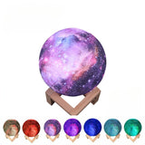 Lampa De Veghe Cu Telecomanda In Forma De Luna Cu Stele 3D Moon Light 7 Culori, Alimentare Baterii, Stand Din Lemn Inclus, 15 Cm