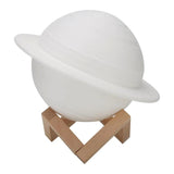 Lampa De Veghe Cu Telecomanda In Forma De Saturn 3D Saturn Light 16 Culori, Alimentare Baterii, Stand Lemn Inclus, 15 Cm