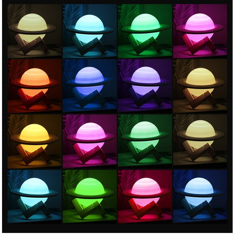 Lampa de veghe cu telecomanda in forma de Saturn 3D Saturn Light 16 culori, alimentare baterii, stand lemn inclus, 15 cm, Vivimall - vivimall.ro