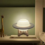 Lampa De Veghe Cu Telecomanda In Forma De Saturn 3D Saturn Light 16 Culori, Alimentare Baterii, Stand Lemn Inclus, 15 Cm