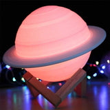 Lampa De Veghe Cu Telecomanda In Forma De Saturn 3D Saturn Light 16 Culori, Alimentare Baterii, Stand Lemn Inclus, 15 Cm