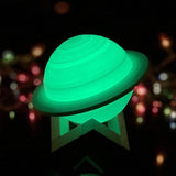 Lampa De Veghe Cu Telecomanda In Forma De Saturn 3D Saturn Light 16 Culori, Alimentare Baterii, Stand Lemn Inclus, 15 Cm