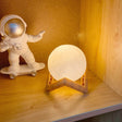 Lampa Veghe 3D Luna, Lumina Alb Cald, 8 cm, Stand Inclus, Alimentare pe Baterii - vivimall.ro