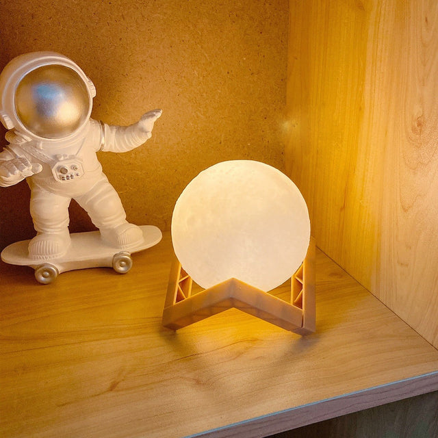 Lampa Veghe 3D Luna, Lumina Alb Cald, 8 cm, Stand Inclus, Alimentare pe Baterii - vivimall.ro
