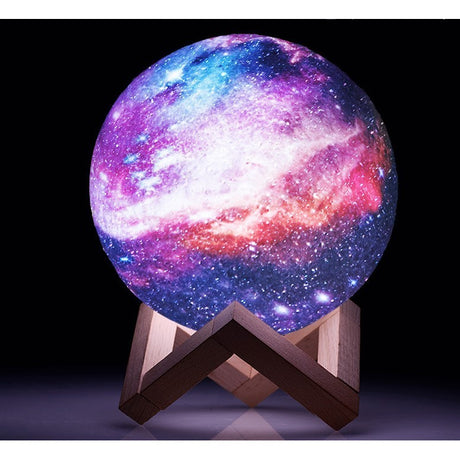 Lampa De Veghe In Forma De Luna Cu Stele 3D Moon Light, Alimentare Baterii, Stand Din Lemn Inclus, 10 Cm