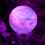 Lampa De Veghe In Forma De Luna Cu Stele 3D Moon Light, Alimentare Baterii, Stand Din Lemn Inclus, 10 Cm