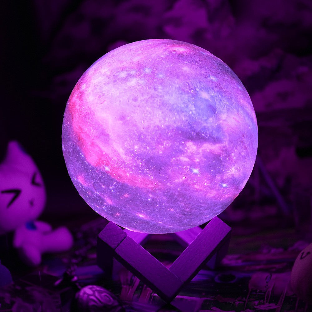 Lampa de veghe in forma de luna cu stele 3D Moon Light, alimentare baterii, stand din lemn inclus, 10 cm, Vivimall - vivimall.ro