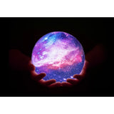 Lampa De Veghe In Forma De Luna Cu Stele 3D Moon Light, Alimentare Baterii, Stand Din Lemn Inclus, 10 Cm