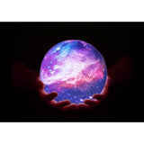 Lampa De Veghe In Forma De Luna Cu Stele 3D Moon Light, Alimentare Baterii, Stand Din Lemn Inclus, 14 Cm