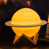 Lampa De Veghe In Forma De Saturn 3D Saturn Light, Alimentare Baterii, Stand Plastic Inclus, 15 Cm