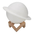Lampa de veghe in forma de Saturn 3D Saturn Light, alimentare baterii, stand plastic inclus, 15 cm, Vivimall, Alb Cald - vivimall.ro