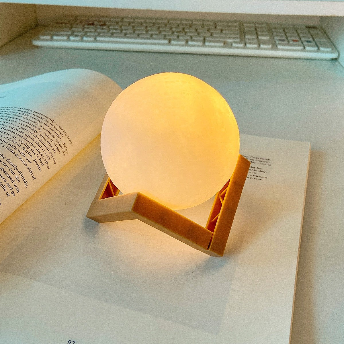 Lampa De Veghe Luna 3D Moon Light, Lumina Led, Alimentare Baterii, Fara Acumulator, Stand Din Plastic Inclus, 12 Cm