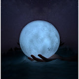 Lampa de veghe luna 3D Moon Light, lumina multicolora cu LED, 7 culori ,schimbare culoare prin atingere,, alimentare baterii, fara acumulator, stand din plastic inclus, 15 cm, Vivimall - vivimall.ro