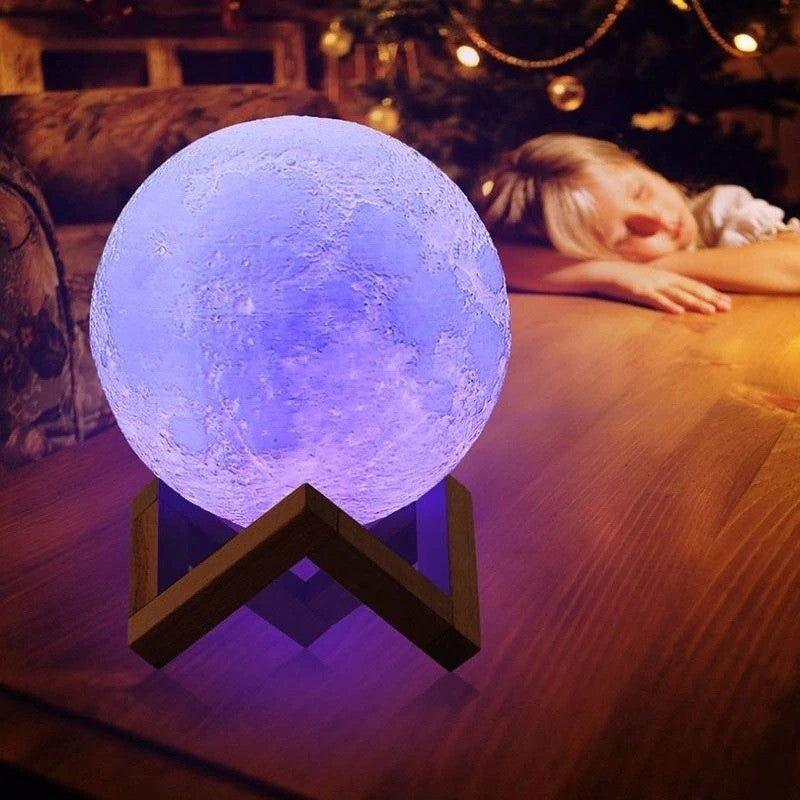 Lampa De Veghe Luna 3D Moon Light, Lumina A Cu Led, 7 Culori,Schimbare Culoare Prin Atingere,, Alimentare Baterii, Fara Acumulator, Stand Din Plastic Inclus, 15 Cm