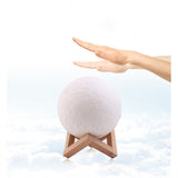 Lampa de veghe luna 3D Moon Light,lumina multicolora cu LED, 7 culori, schimbare culoare prin atingere, alimentare baterii, fara acumulator, stand din plastic inclus, 20 cm, Vivimall - vivimall.ro