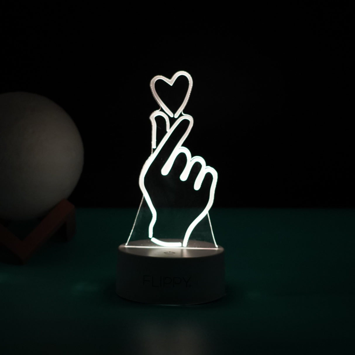 Lampa Led Decorativa, 3D, Mana Si Inima, Din Material Acril Si Lumina A, Alb - vivimall.ro