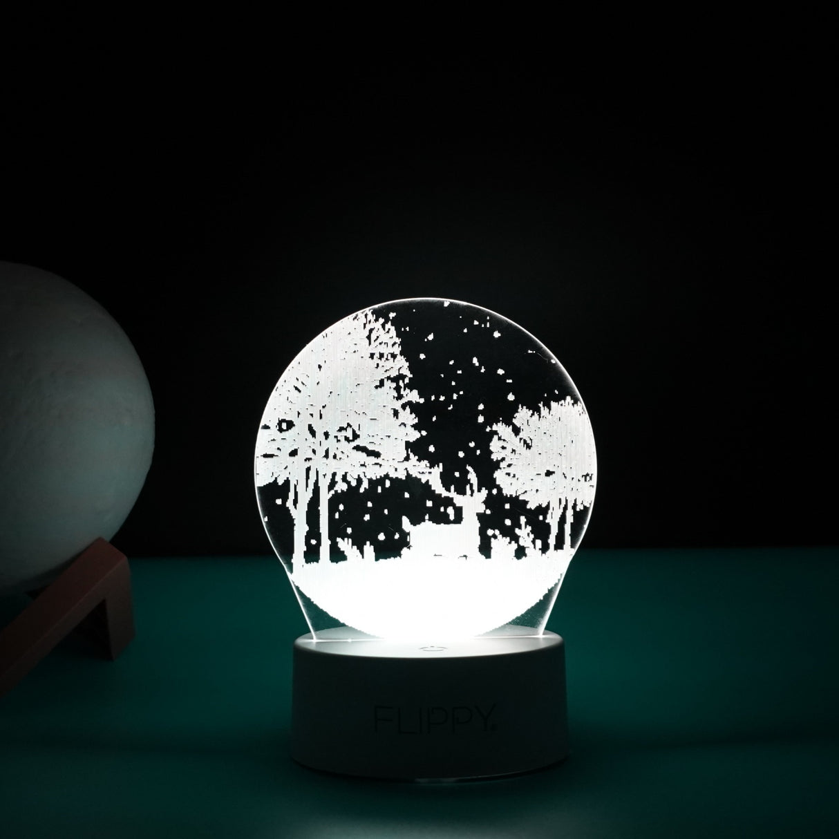 Lampa Led Decorativa, 3D, Peisaj De Iarna, Cu Telecomanda, Doua Moduri De Alimentare Usb Si Baterii, 20 Cm Inaltime, Din Material Acril Si Lumina A, Alb - vivimall.ro