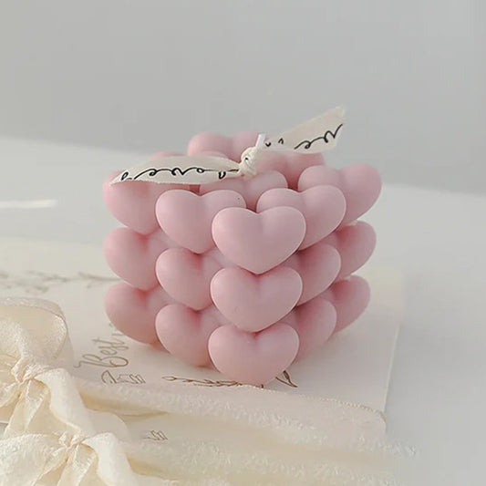 Lumanare Parfumata Decorativa, Vivimall, Model Abstract Cub din Inimioare, Lumanare pentru Diferite Ocazii, 6 x 5.5 cm, Aroma de Oregano si Narcise, Roz