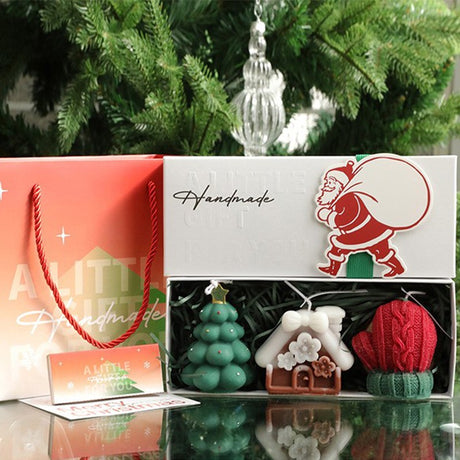 Gift box cu 3 lumânări parfumate de Crăciun din ceară de soia – bradut, mănușă și căsuță, vedere de ansamblu