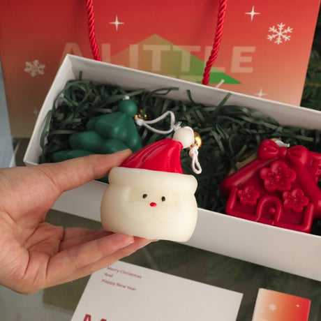 Detaliu lumânări artizanale din ceară de soia în cutie albă decorativă cu umpluturǎ verde, set Crăciun